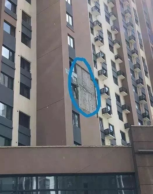 步步驚心！呼和浩特東街萬達(dá)廣場外墻保溫層脫落傷人